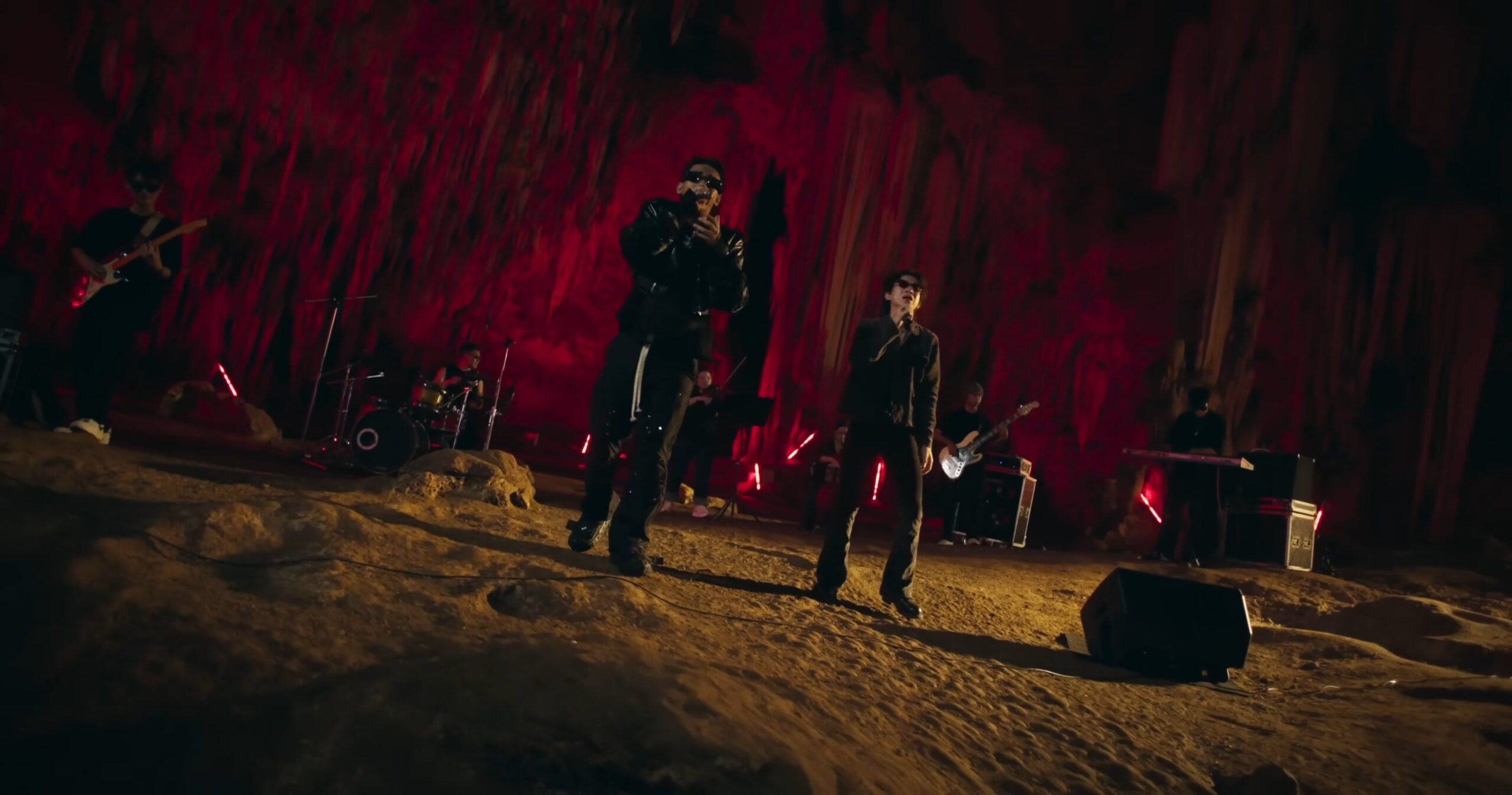 SARAN x MAIMHON – ลืมแทบไม่ไหว [HIDDEN WORLD – LIVE SESSION] - WHOISMO