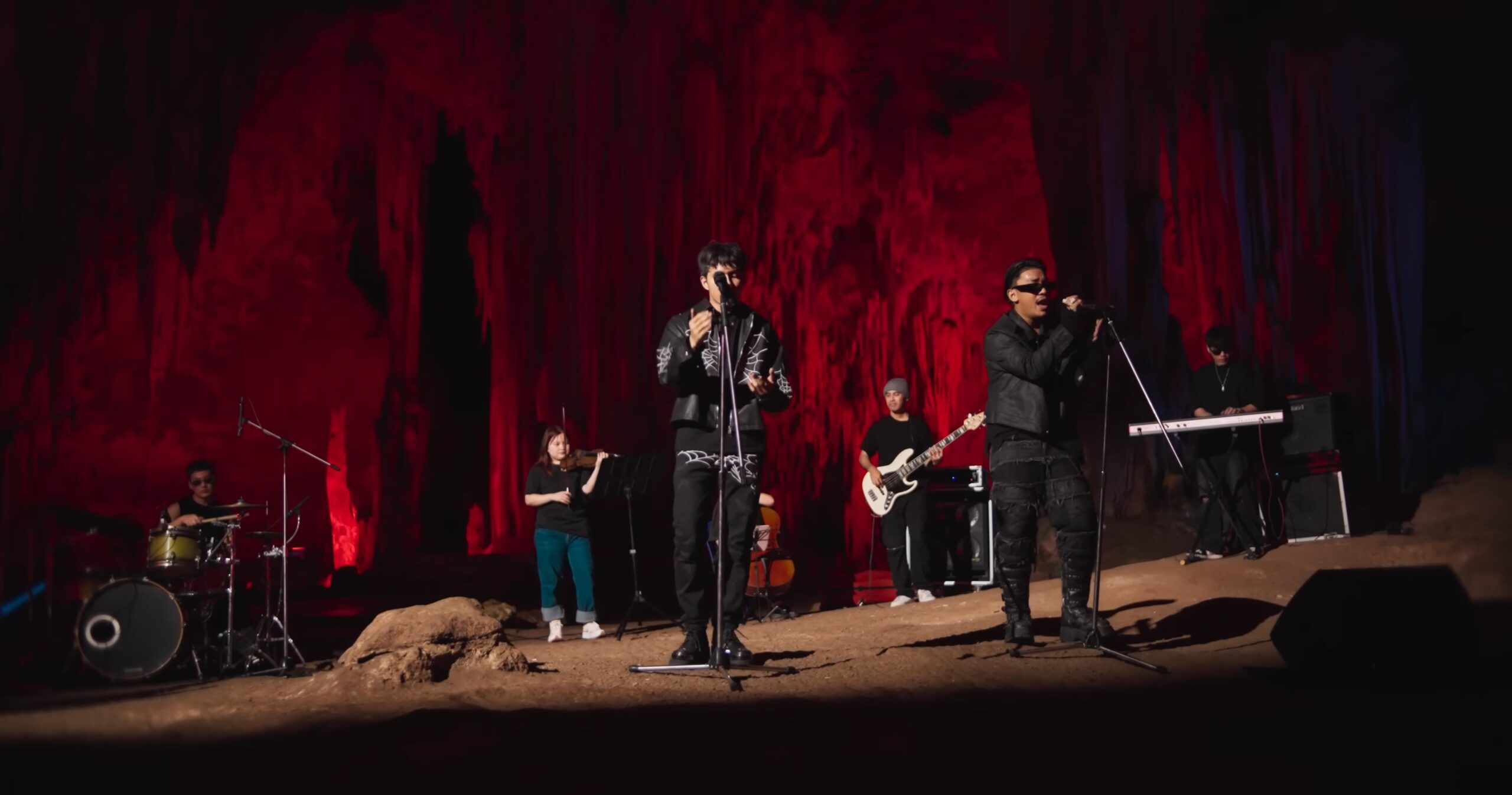 SARAN – ใจพัง ft. GTK [HIDDEN WORLD – LIVE SESSION] - WHOISMO