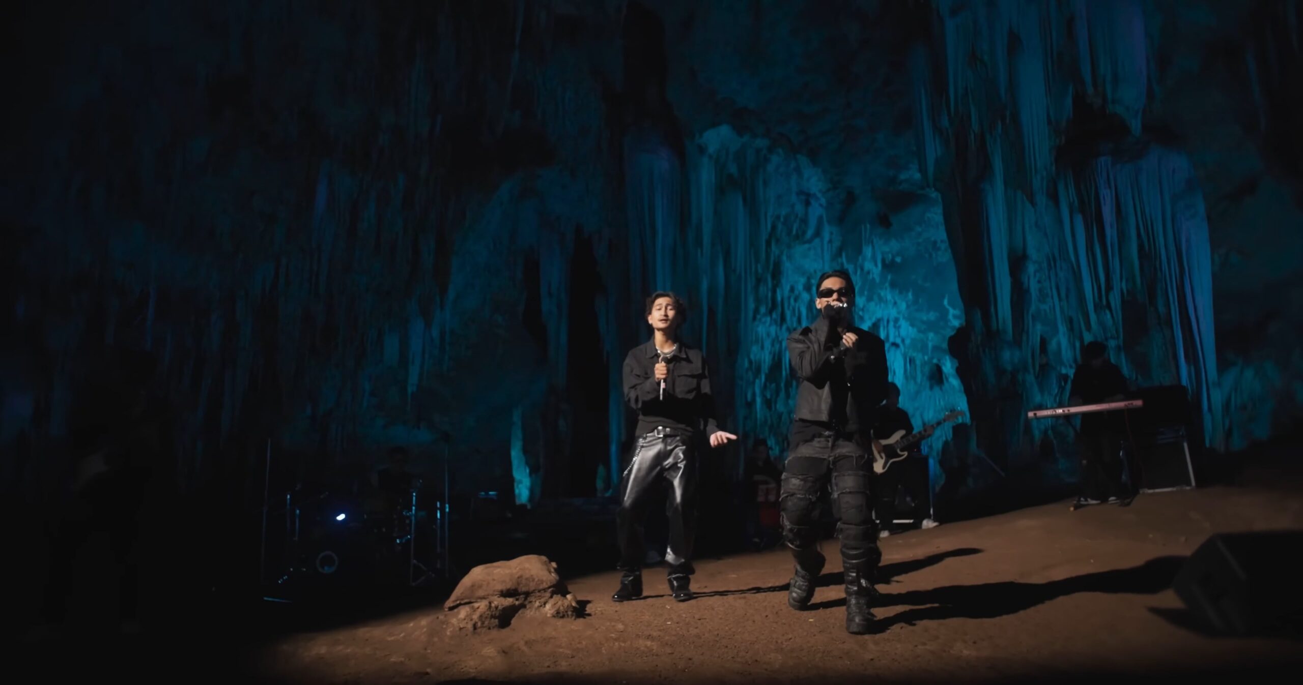 อยู่กับฉันก่อน – SARAN ft. THAOWAN [HIDDEN WORLD – LIVE SESSION] - WHOISMO