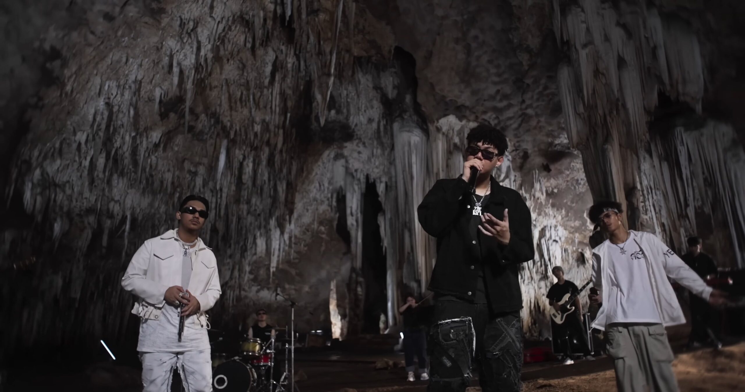 SARAN x THE BESTS – อะไรฉันก็ยอม ft. JONIN [HIDDEN WORLD – LIVE SESSION] - WHOISMO